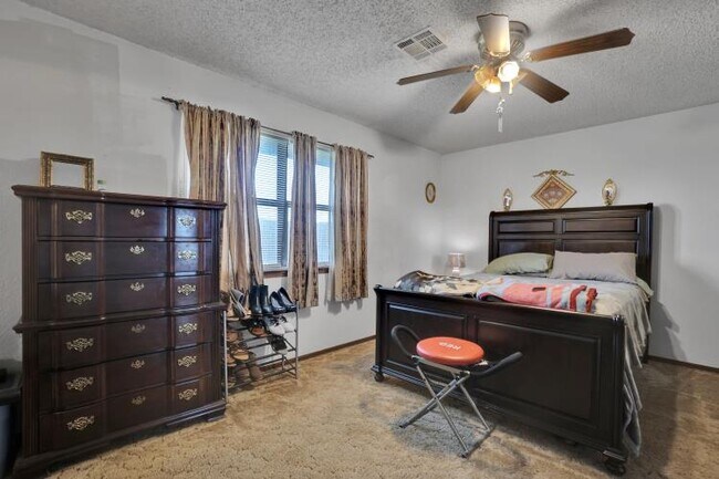 Building Photo - 922 SW 60th St