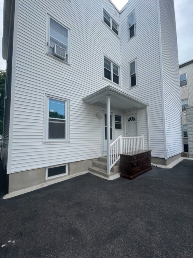 Building Photo - 56 Webster Ave