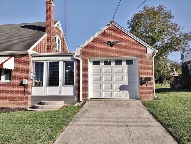 Building Photo - 4 Bed / 2 Bath Single Family Home
