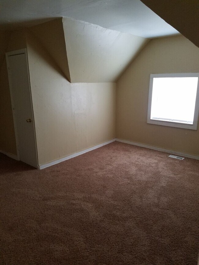 Building Photo - 3 bedroom 1 bathroom house in Edmond with central heat and air conditioning and washer/dryer hookup