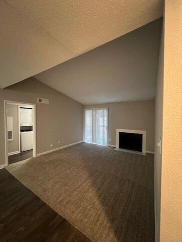 Building Photo - 10901 Meadowglen Ln