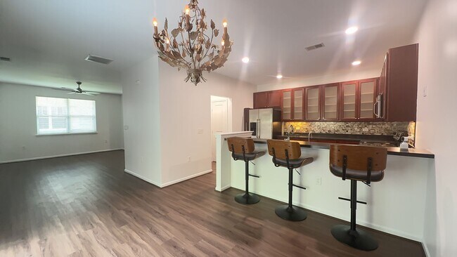 Building Photo - 662 Lacy Oak Dr