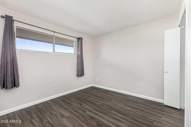 Building Photo - 803 N Park Ave