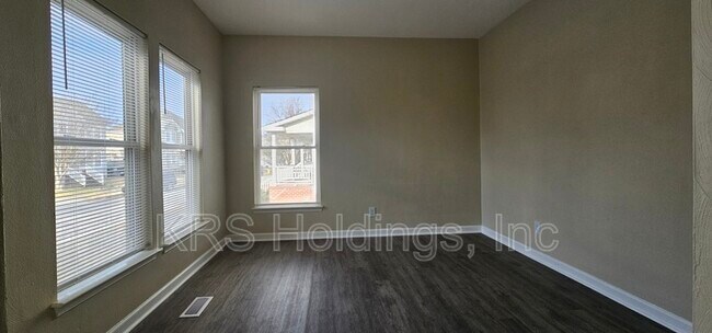 Building Photo - 820 Maltby Cres