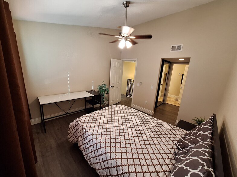 Building Photo - 3989 Nobel Dr