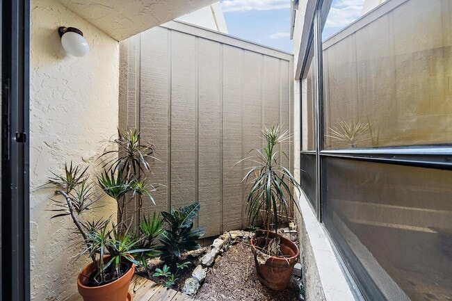 Building Photo - 1605 S US Hwy 1