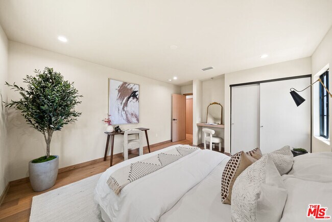 Building Photo - 14742 Weddington St