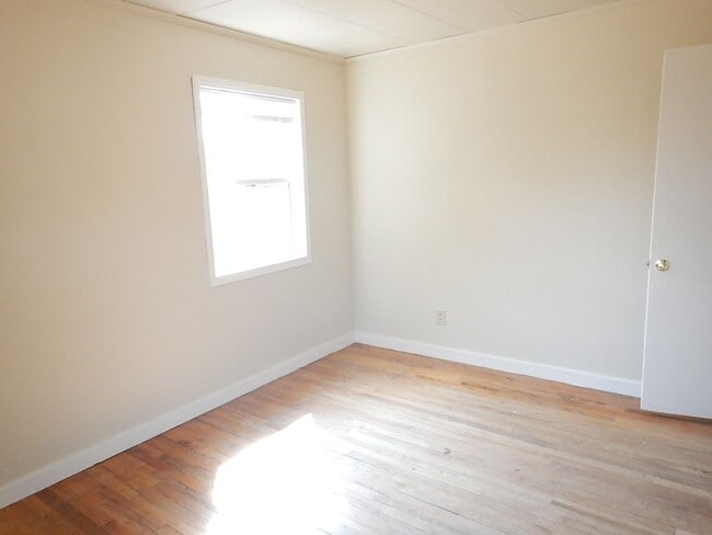 Building Photo - 3 Bedroom, 1 Bathroom in Heights Subdivisi...