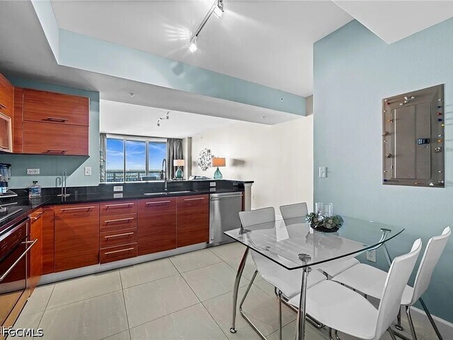 Building Photo - 3000 Oasis Grand Blvd