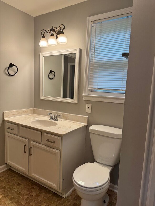 Building Photo - Exit 8! Rossview School. 4 Bed/2 Bath over...