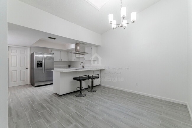 Building Photo - 911 Robinhood Ct