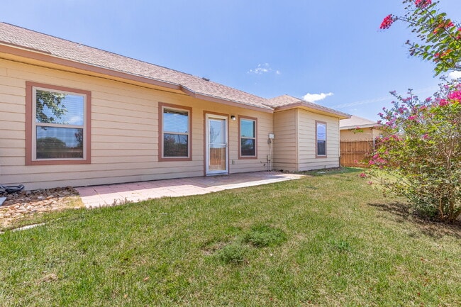 Building Photo - Charming open floor style home!