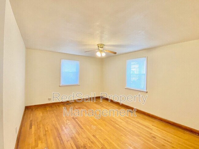 Building Photo - 409 W 38th St