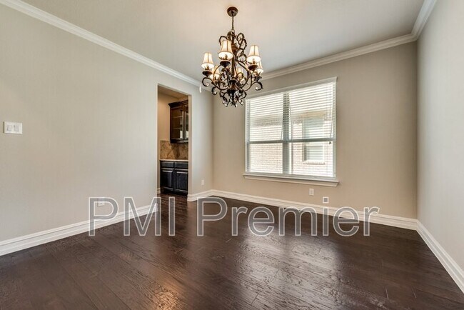 Building Photo - 2818 Balmoral Dr