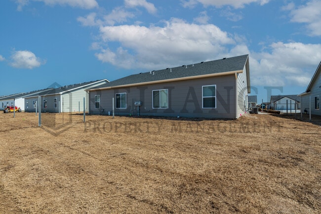 Building Photo - 5121 N Cypress St