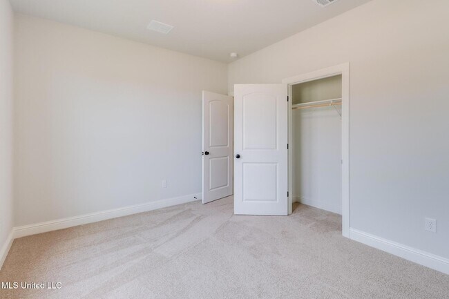 Building Photo - 15235 High Point Dr