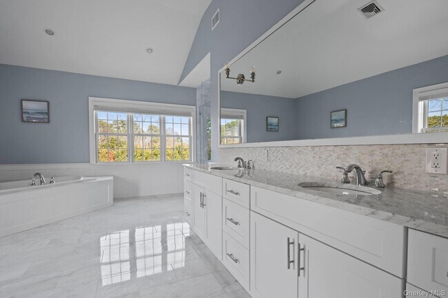 Building Photo - 490 Montauk Hwy