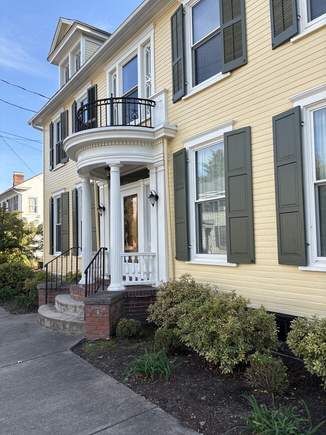 Building Photo - 412 Main St