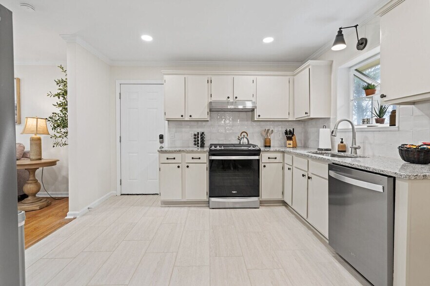Building Photo - 50 River Oaks Dr SW