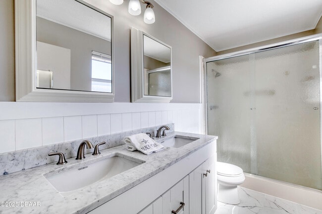 Building Photo - 3041 N Oleander Ave