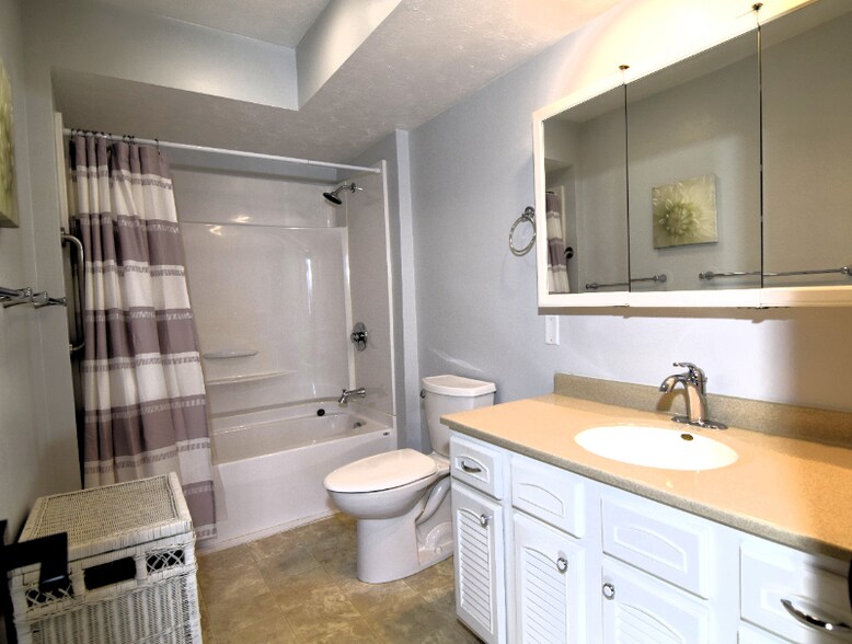 Building Photo - 2107 S 150 W