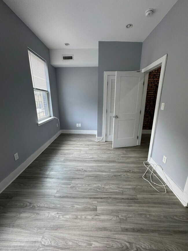 Building Photo - 1522 N Willington, Unit 2