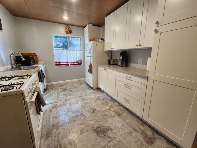 Building Photo - SKI LEASE: Close to Bus Line, Full Kitchen, 2 Living Areas