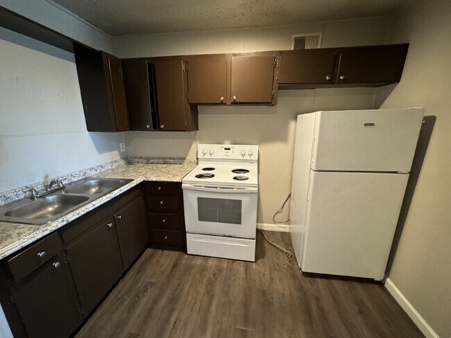Building Photo - 2 Bedroom and 1 bathroom ready to move in