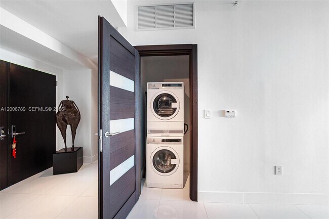 Building Photo - 900 Biscayne Blvd