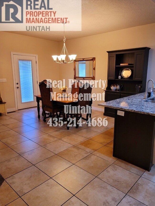 Building Photo - Beautiful 3 bed 2.5 bath Split Mountain Condo.