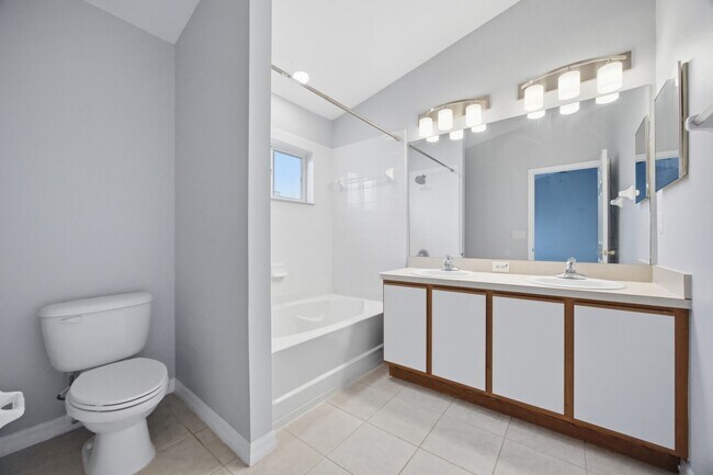 Building Photo - Villages of Bloomingdale