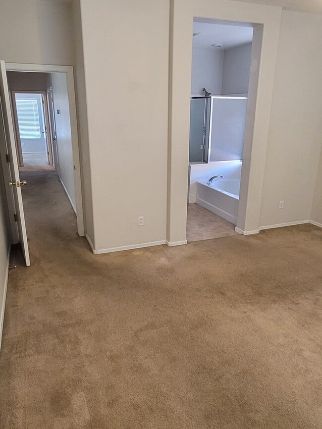 Building Photo - Great 3 bedroom 2.5 bath Two Story House f...