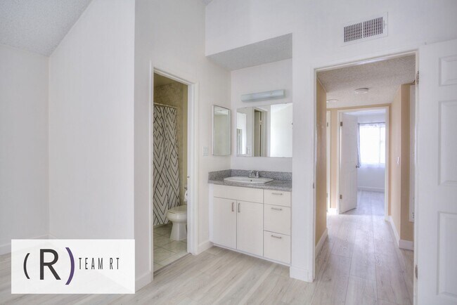 Building Photo - Gorgeous townhouse in a quiet 6-unit gated complex
