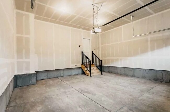 Building Photo - Pet Friendly Townhome in Willow Point – 3 ...