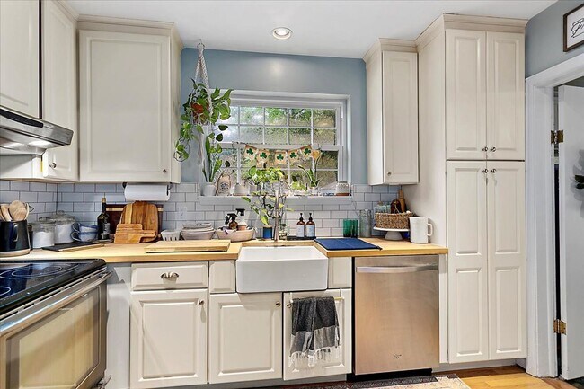 Building Photo - Live in highly desired San Marco