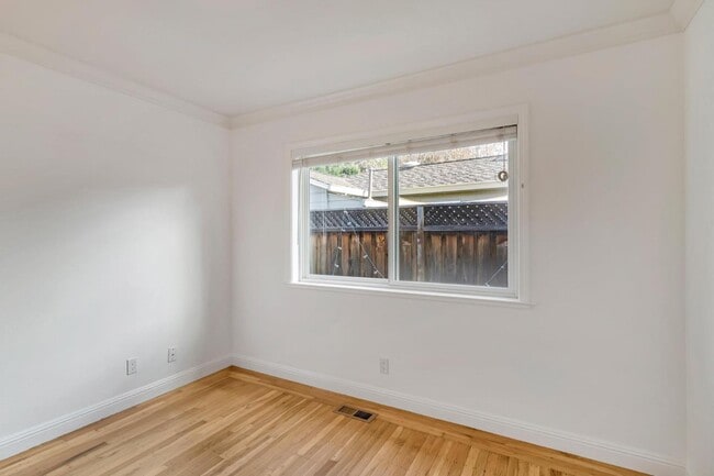 Building Photo - 123 Dunsmuir Way