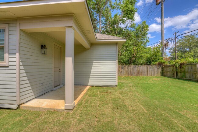 Building Photo - Newer construction home within walking dis...