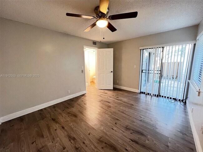 Building Photo - 185 Wimbledon Lakes Dr