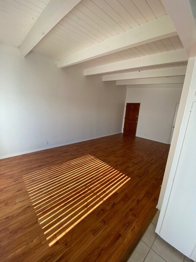 Building Photo - 11718 Victoria Ave