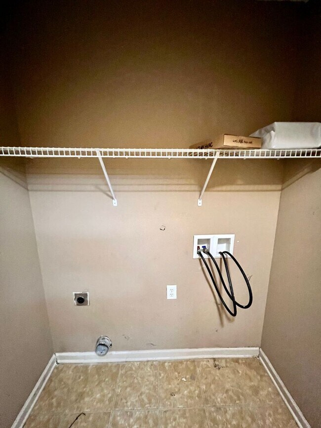 Building Photo - Home in Cottondale! Available to View Now!!!