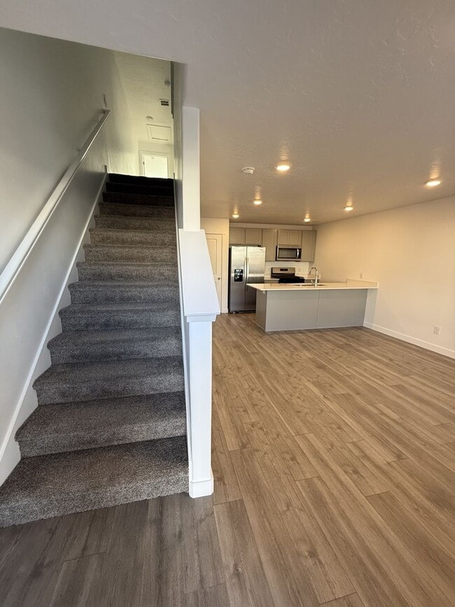 Building Photo - Charming Townhome in Provo, UT  $500 gift card if rented before Valentines day, Pets upon approval