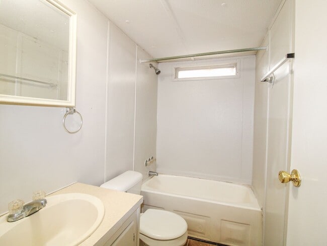 Building Photo - Close to downtown Pulaski!