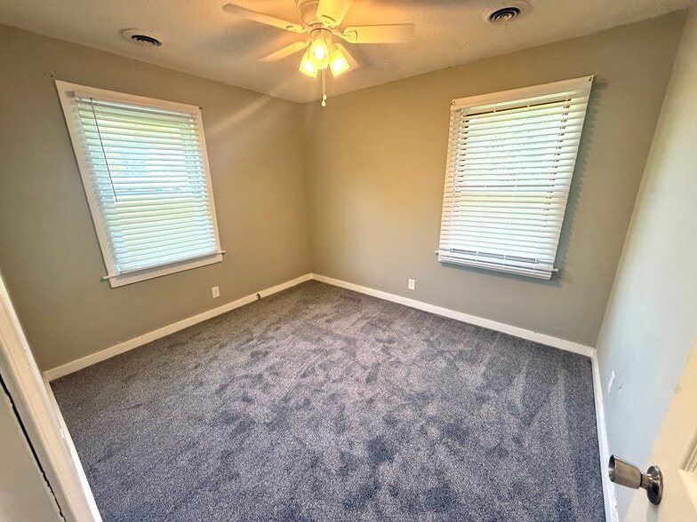 Back Bedroom - 101 Hatton St