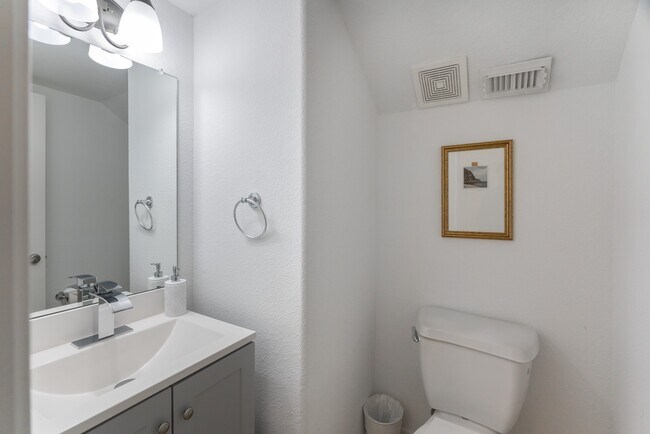 Building Photo - 135 S Rocky Point Cir