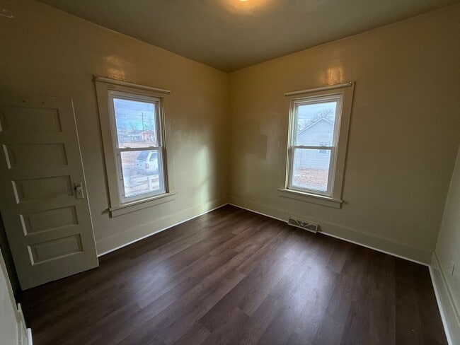 Building Photo - Two bedroom, one bathroom, pet friendly home located in Scottsbluff, NE.