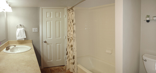 Master bathroom - 8710 Park Ln