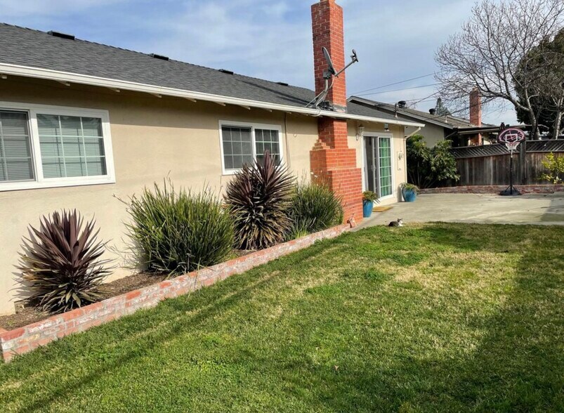 Backyard - 2336 Aram Ave