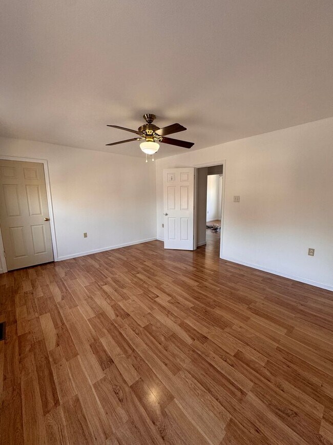 Building Photo - Townhouse for Rent