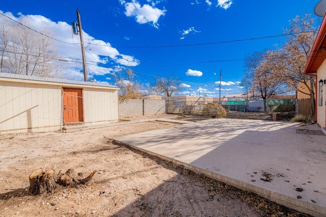 Building Photo - 624 Adams St NE