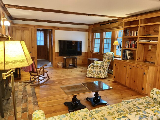 Building Photo - 867 Quaker St